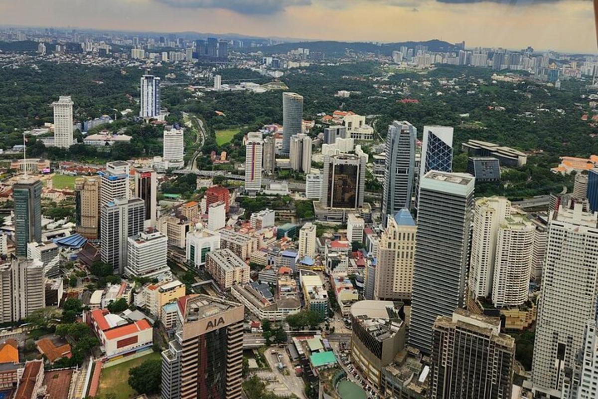 một góc nhìn từ trên không của một thành phố với những tòa nhà cao tầng