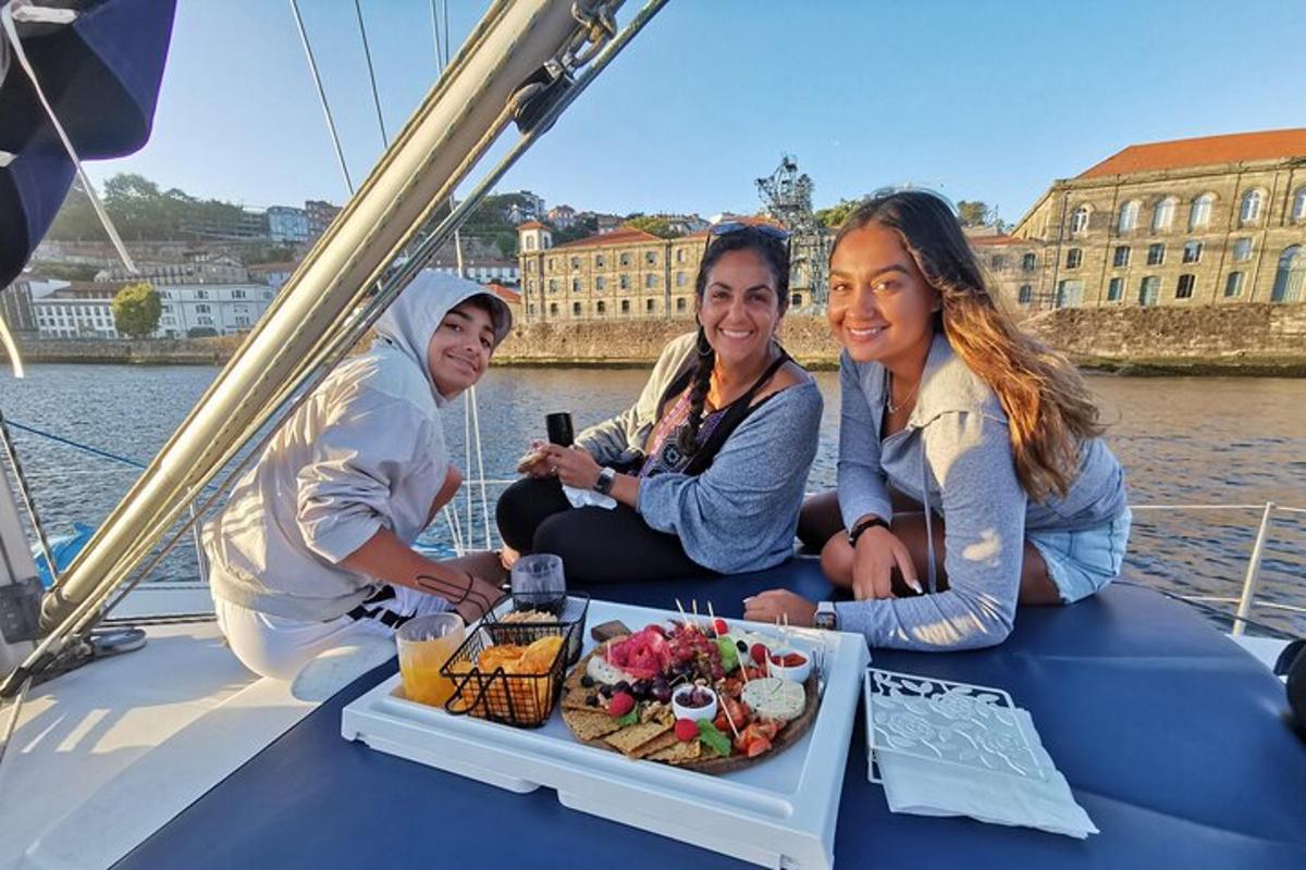 Tres personas sentadas en un barco con una bandeja de comida.