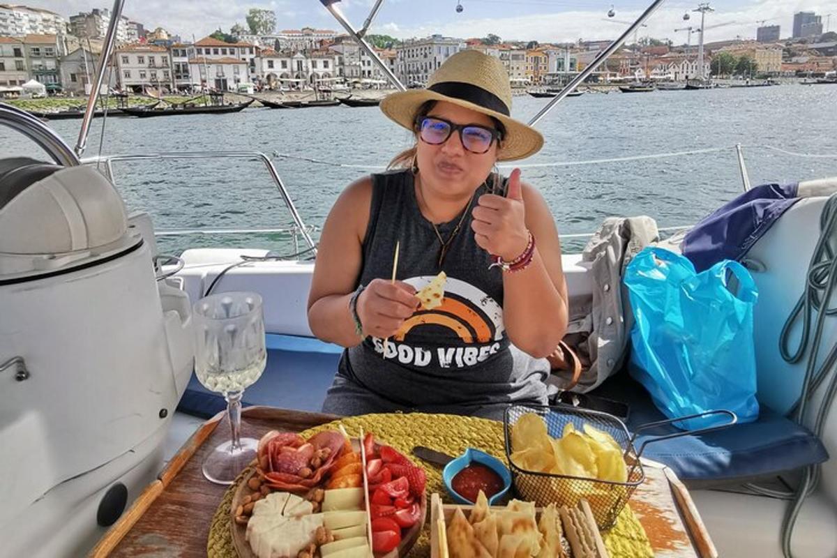 Una mujer sentada en un barco con una bandeja de comida.