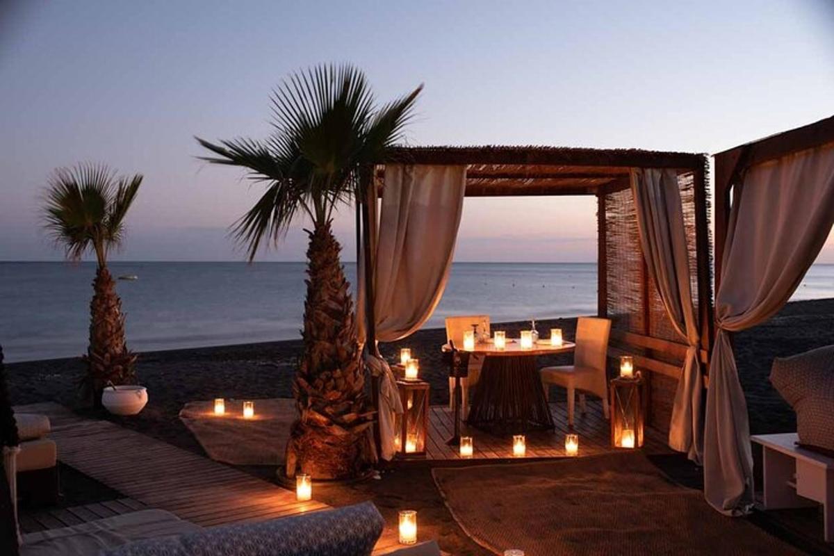 restavracija na plaži z mizo in svečami