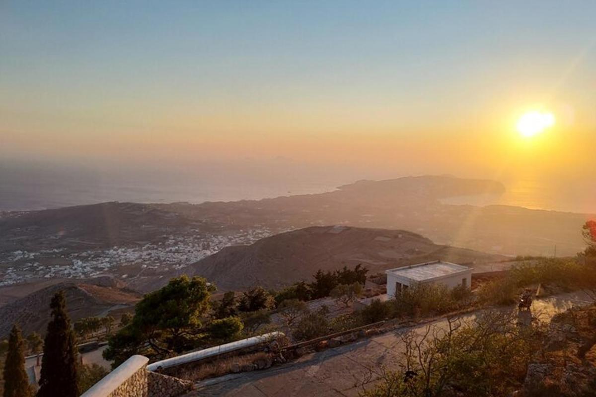 een uitzicht op de ondergaande zon boven de bergen
