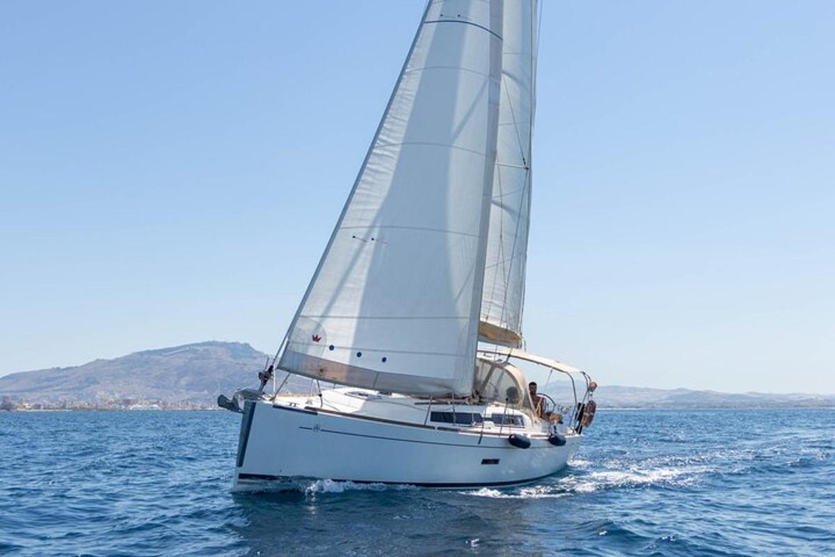 un velero en el agua del océano