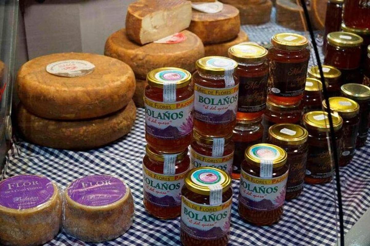 stůl s mnoha sklenicemi marmelády a trochou chleba