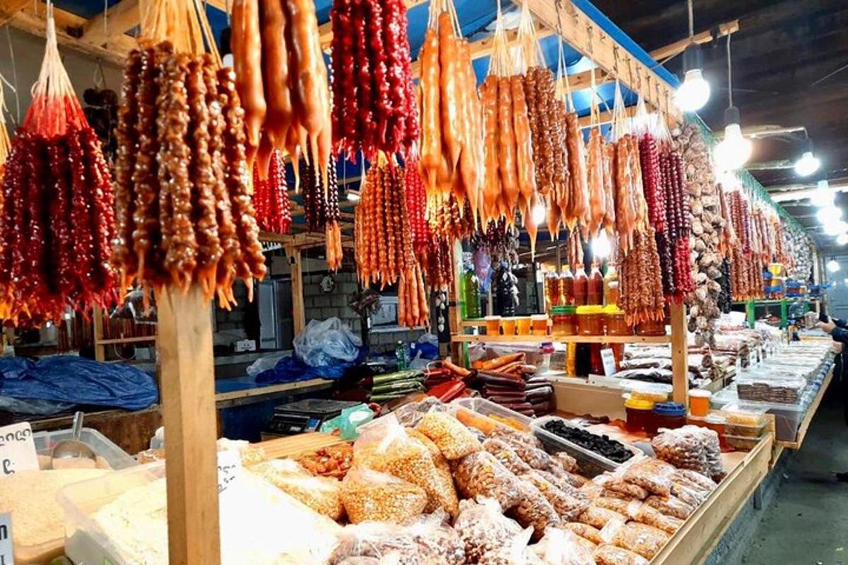 egy piaci kirakat kolbásszal és más élelmiszerekkel