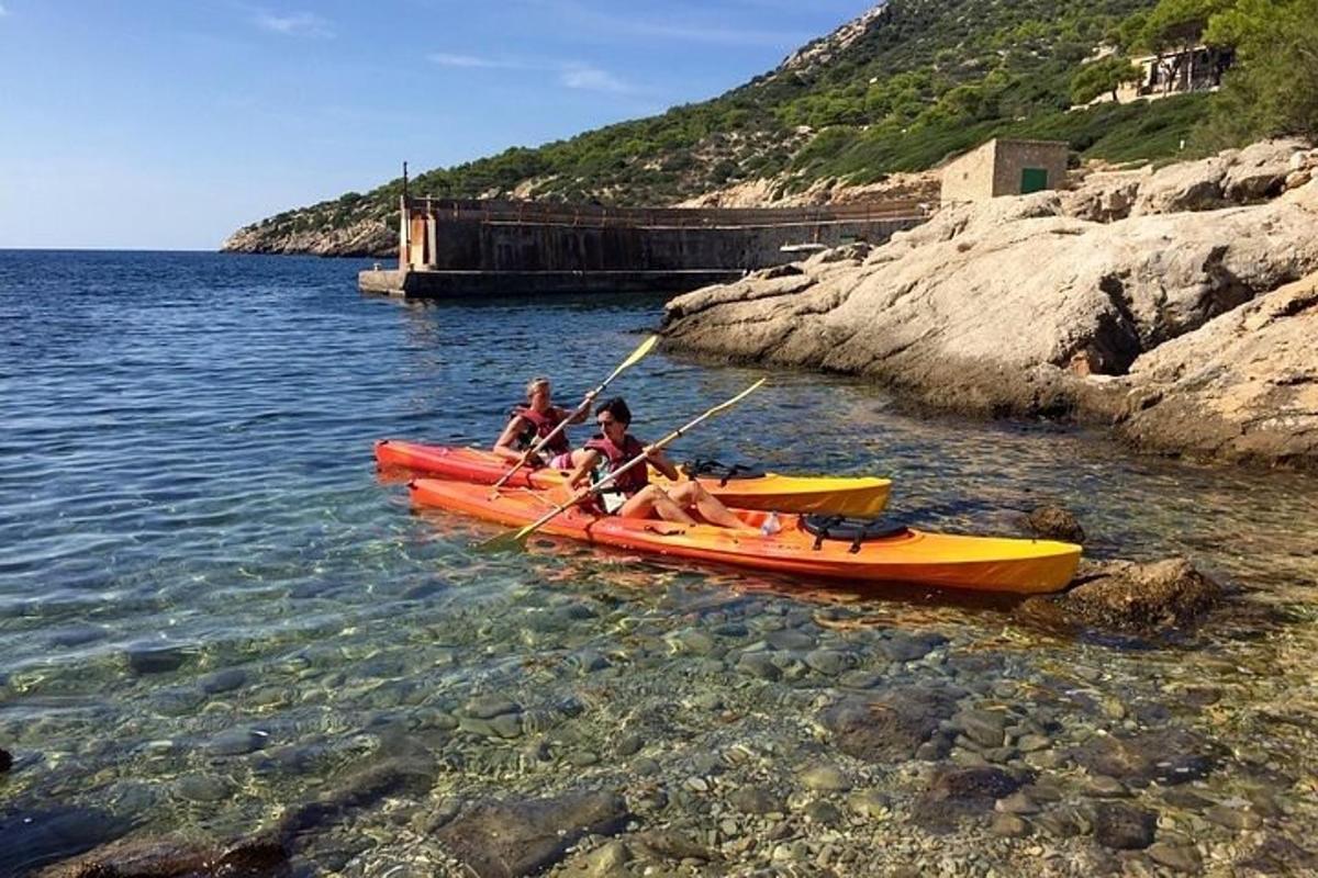 dve osebi sta v čolnu v vodi