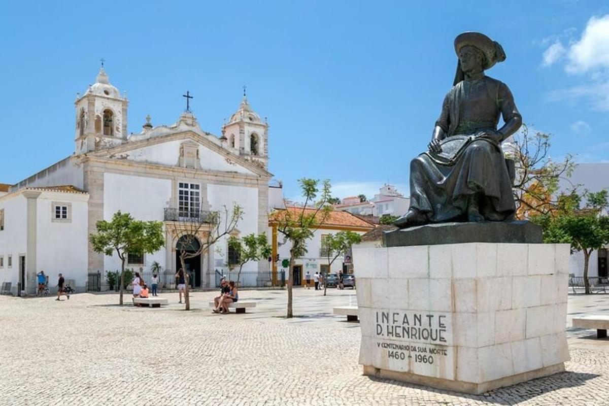 una estàtua d'una dona davant d'una església