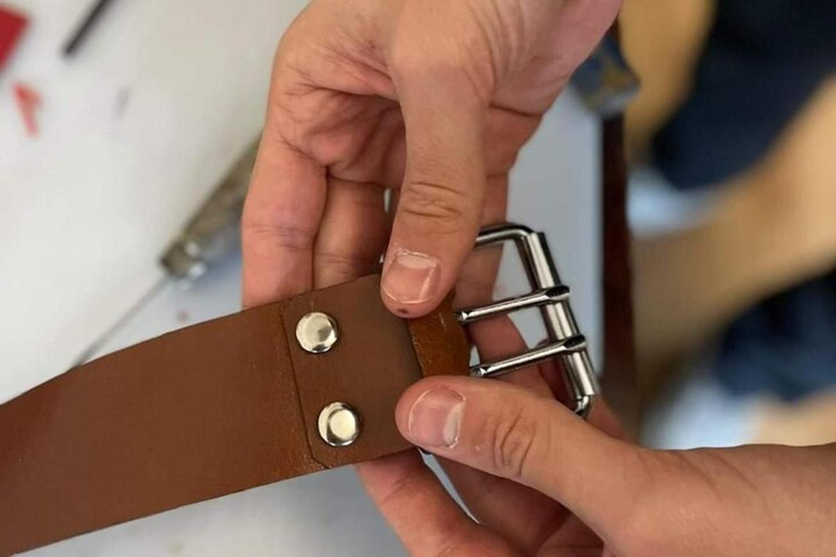 osoba drží hnědý popruh na noži