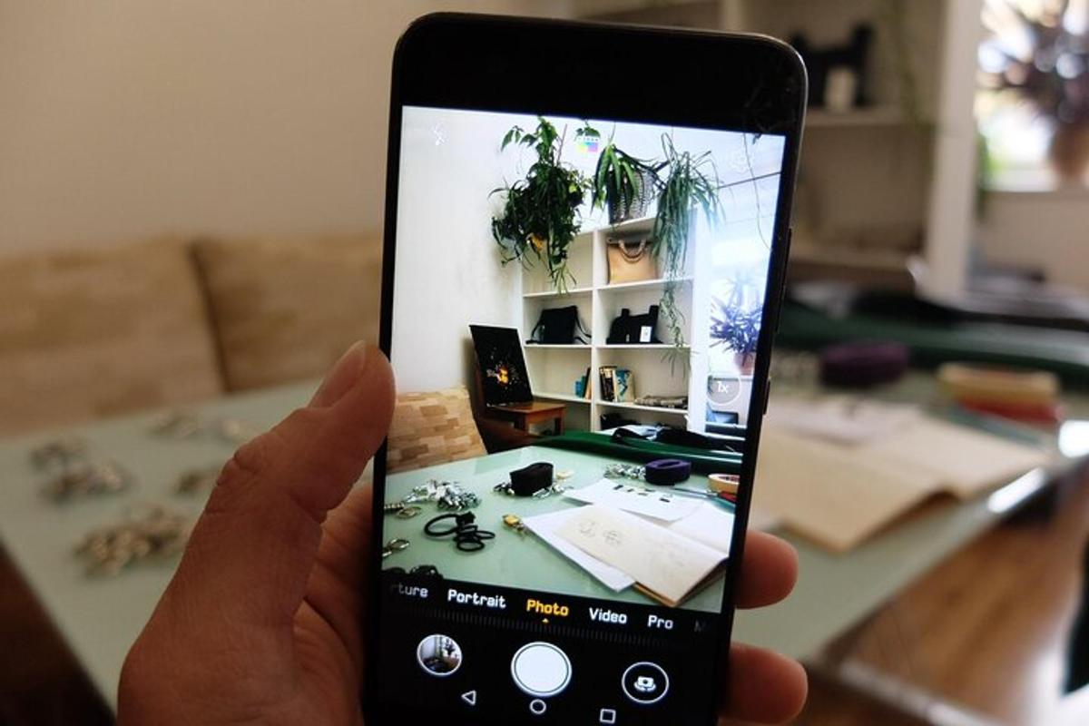 una persona che tiene in mano un telefono cellulare