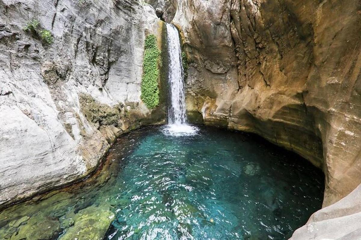 una cascata in mezzo a una pozza d'acqua