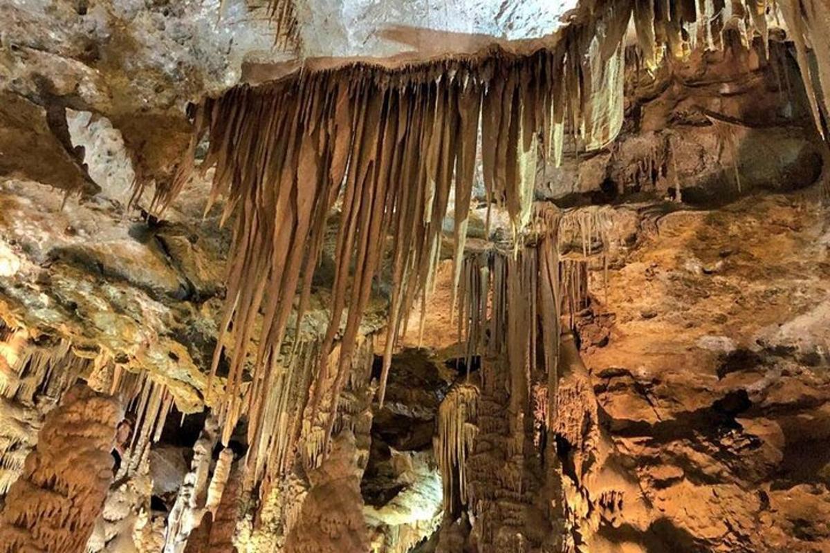 una grotta con ghiaccioli appesi al soffitto
