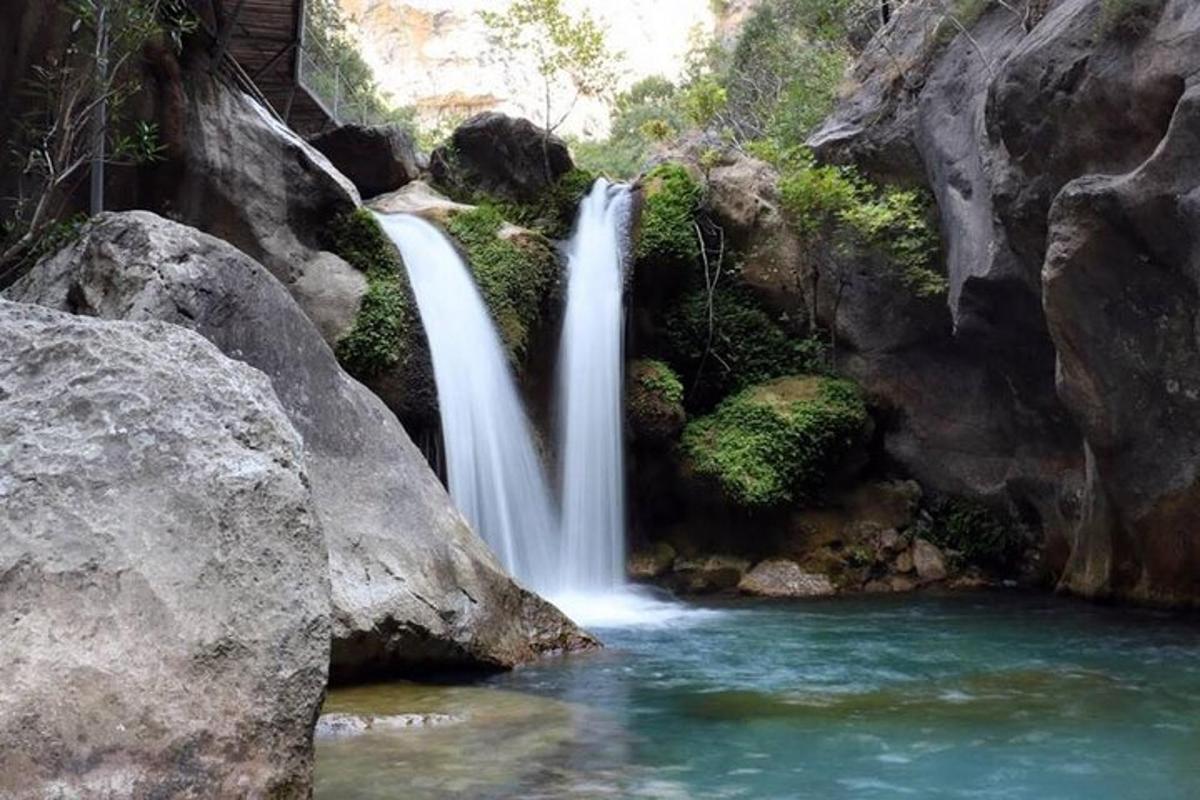 una cascata in mezzo a una pozza d'acqua