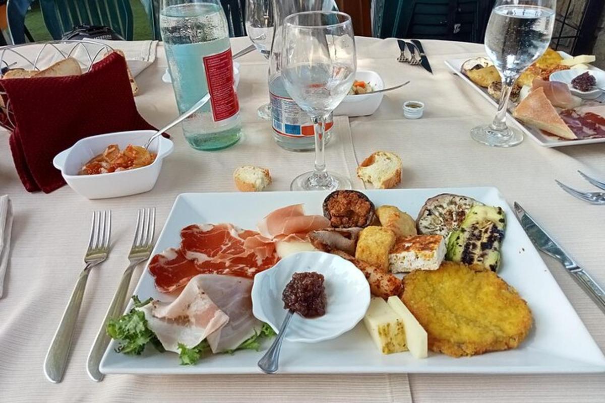 Un plato blanco de comida sobre una mesa