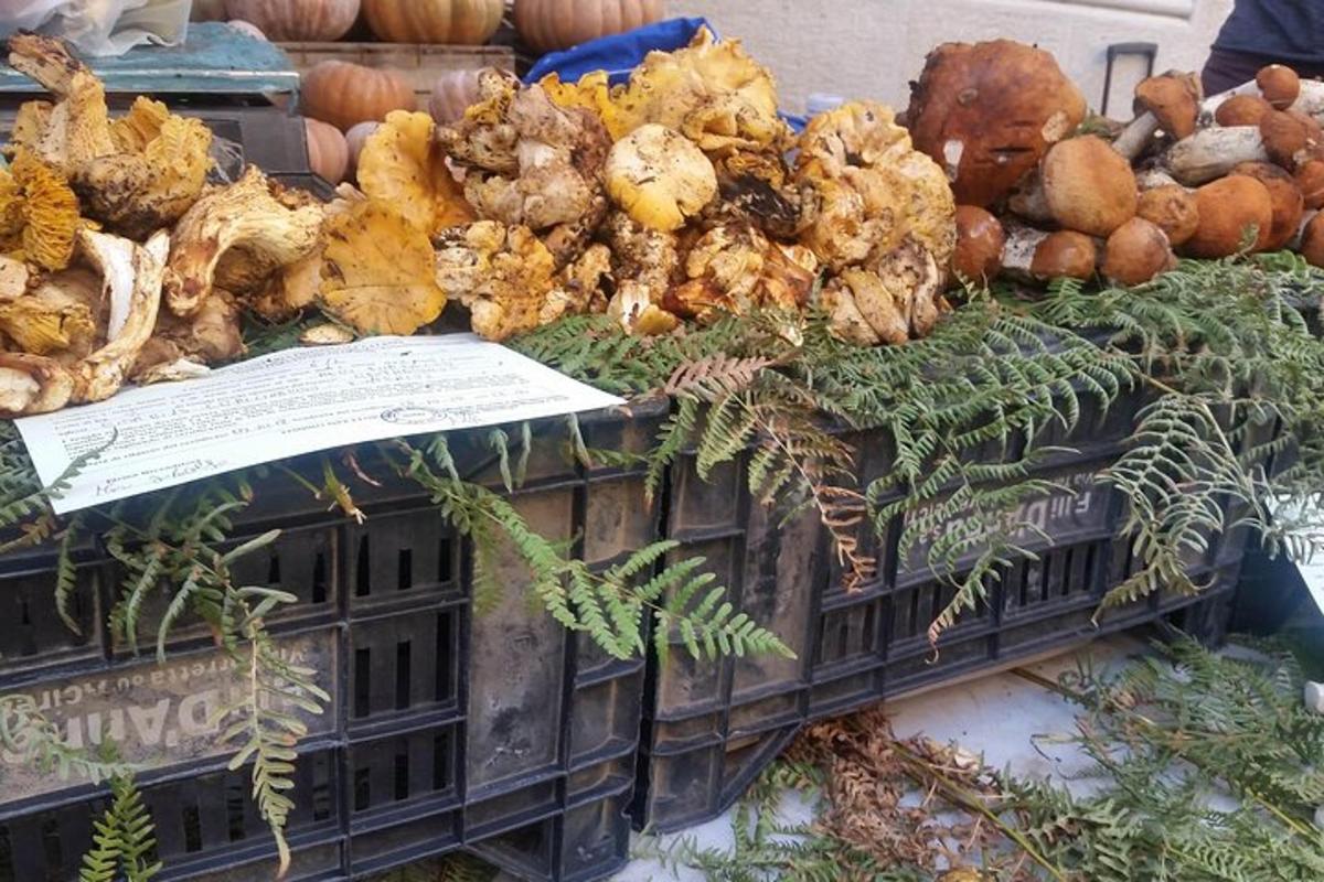 Un montón de verduras en una cesta sobre una mesa.
