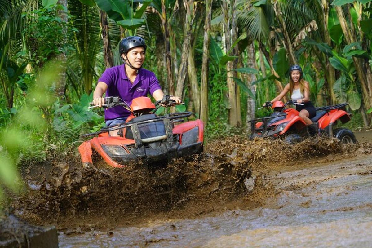 seorang lelaki dan wanita menunggang atv di dalam lumpur