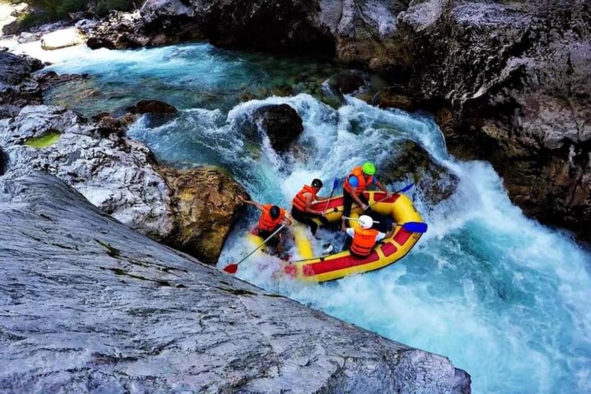 un gruppo di persone su una zattera in un fiume