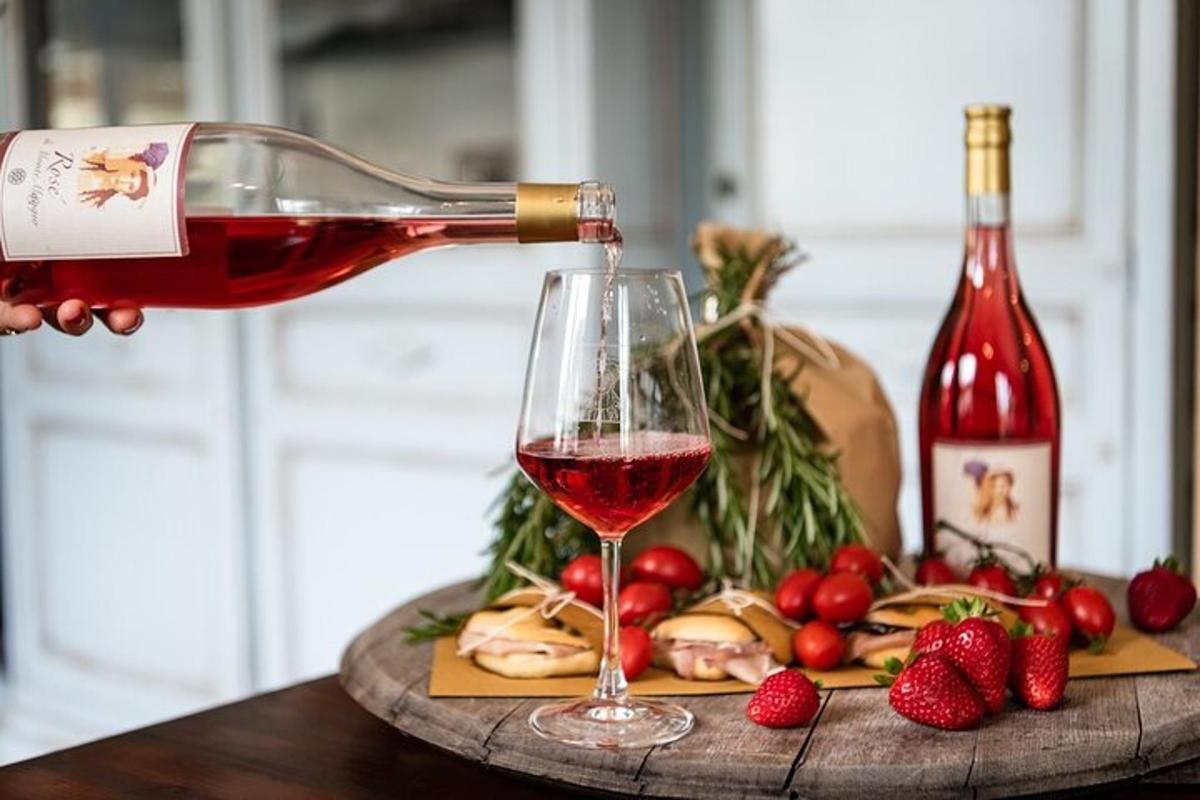 una bottiglia di vino versata in un bicchiere da vino