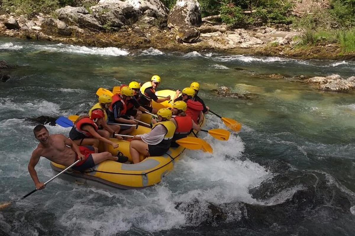 un gruppo di persone su una zattera su un fiume