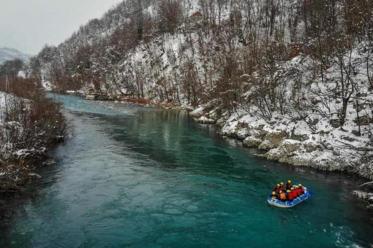 un gruppo di persone su una barca su un fiume