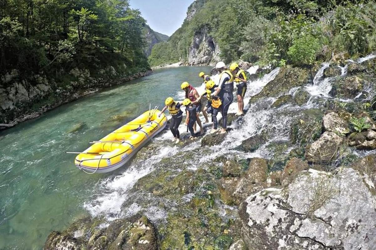un gruppo di persone su una zattera in un fiume