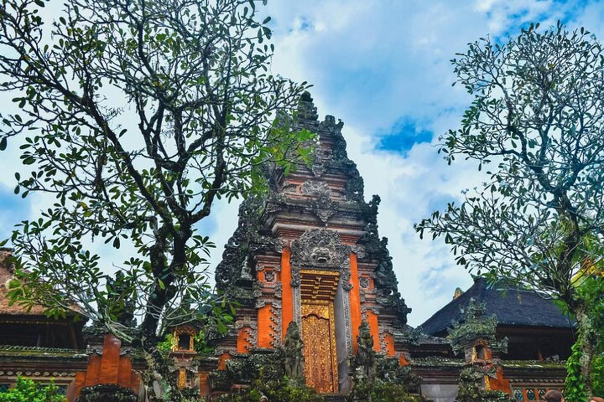 un edificio arancione con alberi di fronte