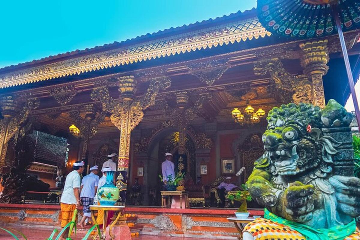 een groep mensen die voor een tempel staat