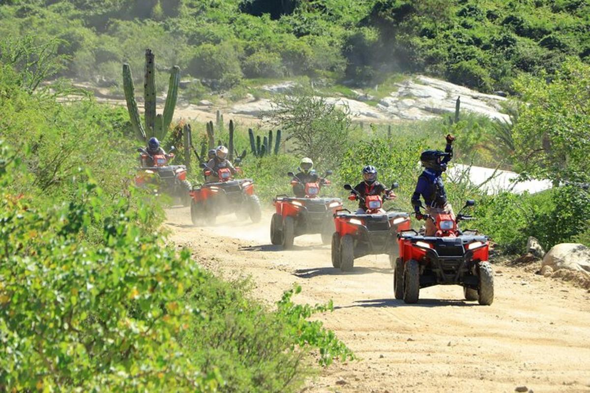 egy csoport ember ATV-zik egy földúton