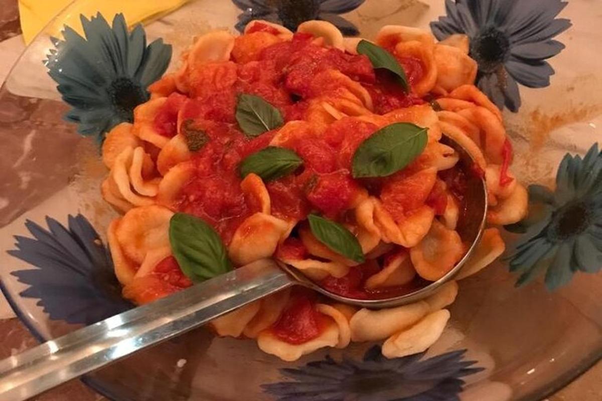 un piatto di pasta con un cucchiaio su un piatto