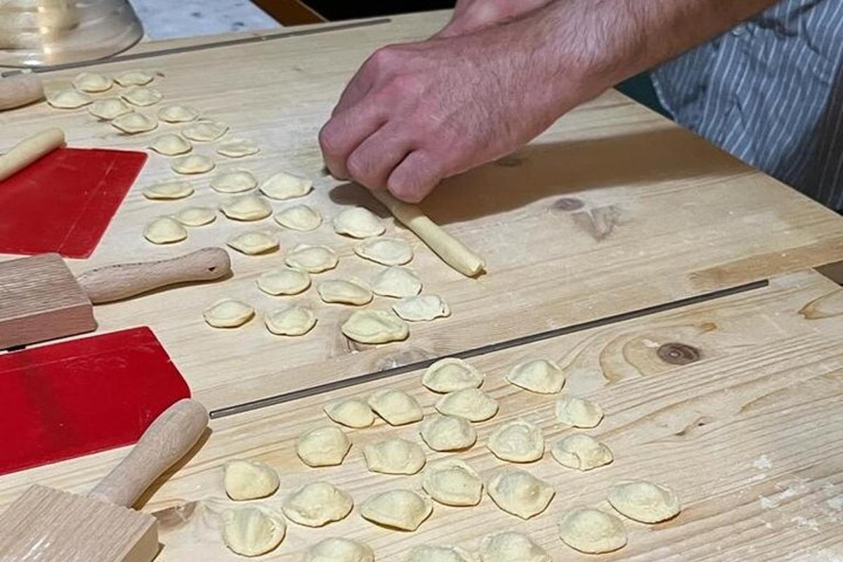 muž krájející cibuli na prkénku