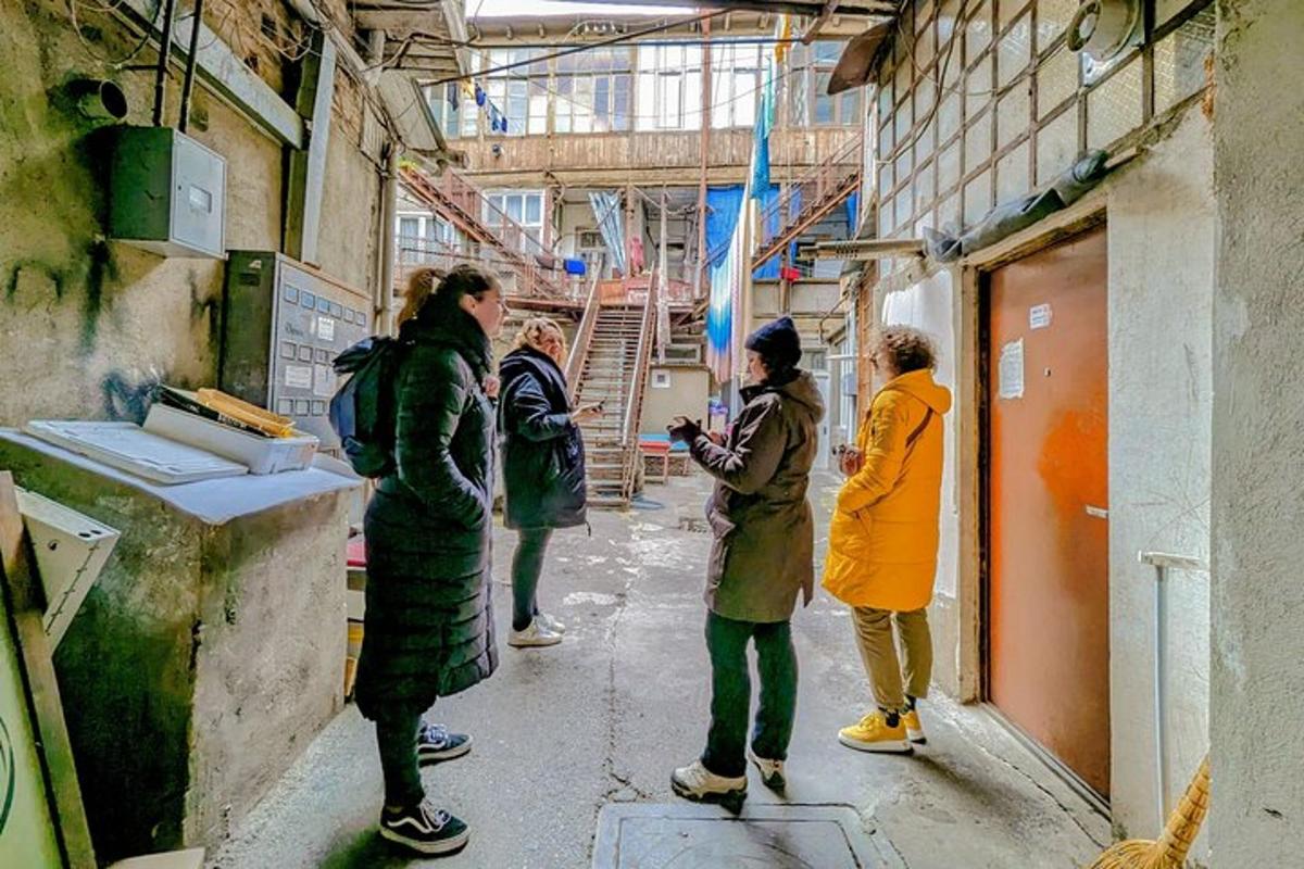 grupp inimesi, kes seisavad alleel