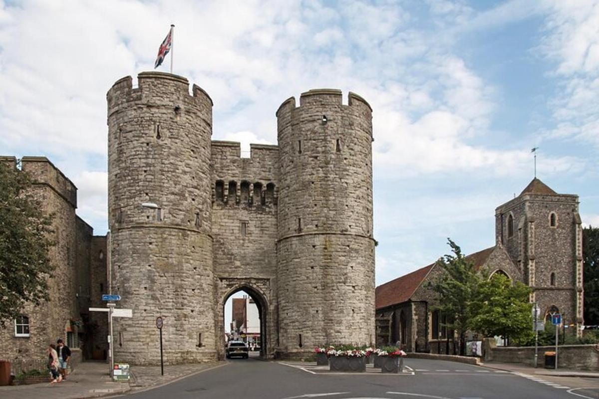un grande edificio in mattoni con un arco in una strada