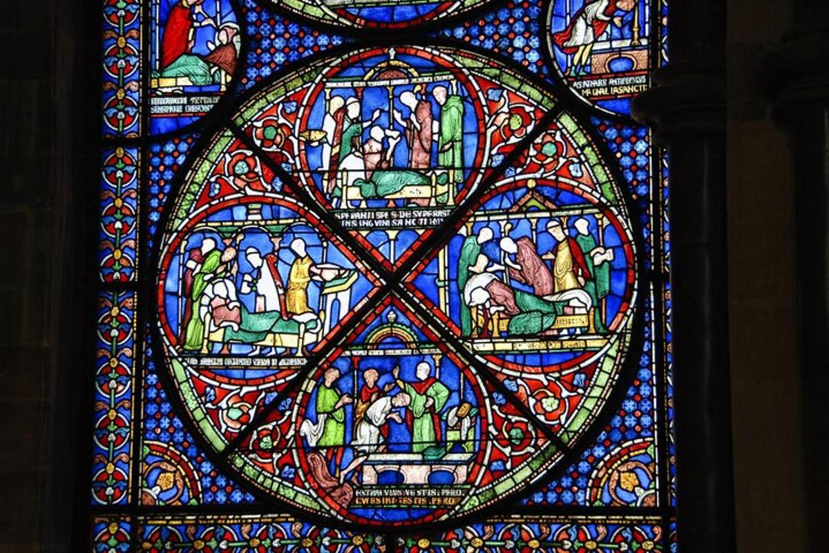 una grande vetrata in una chiesa