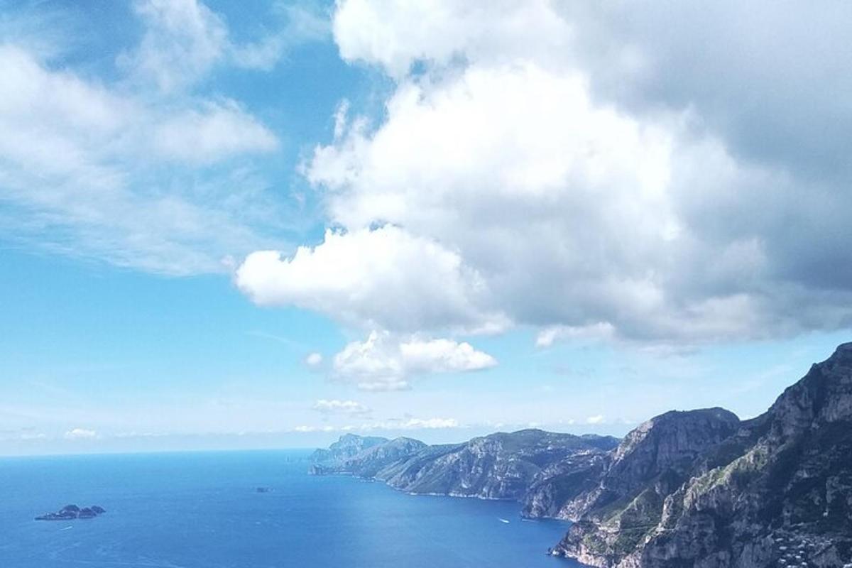 pogled na ocean z gorami in oblaki