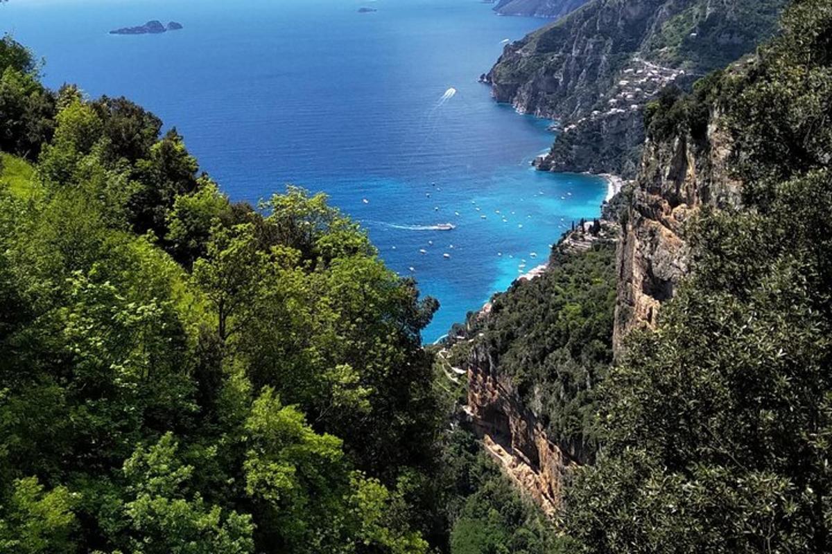 Una vista de la costa amalfitana desde una montaña