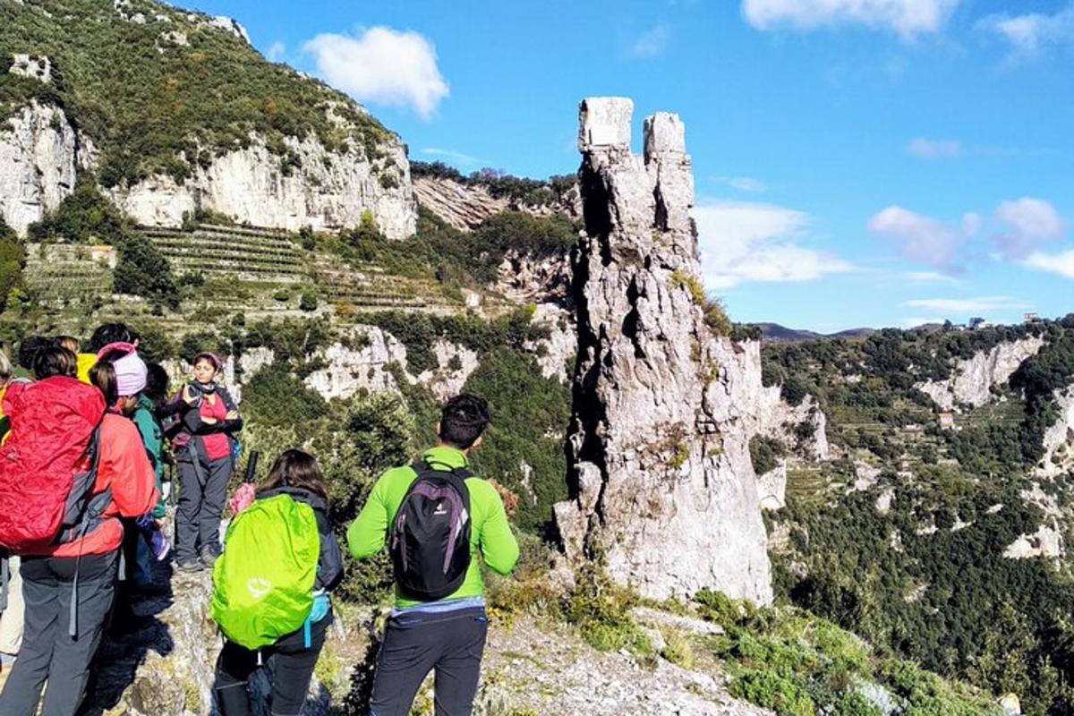 un grupo de personas de pie en la cima de una montaña