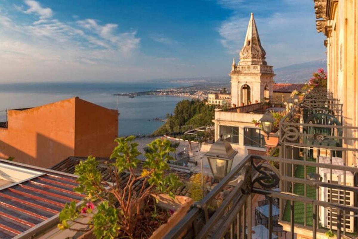 una vista della città dal balcone di un edificio