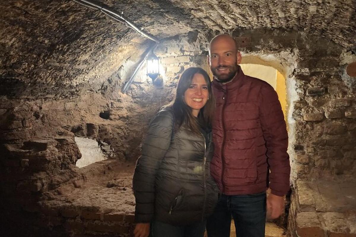 un uomo e una donna in piedi in un tunnel