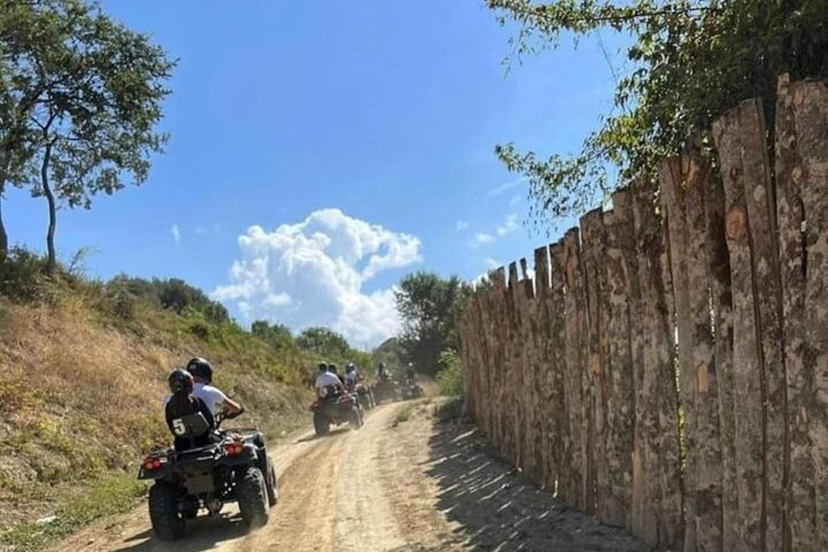 un gruppo di persone in motocicletta su una strada sterrata