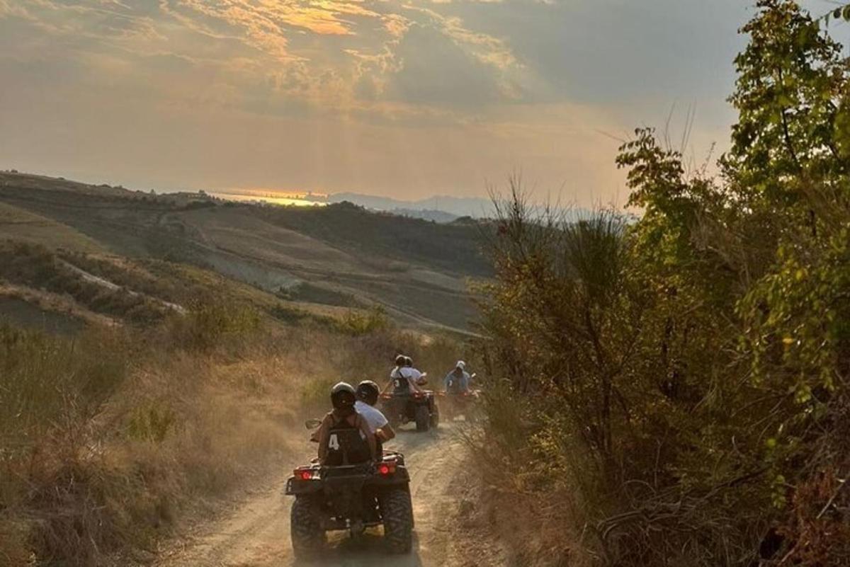 un gruppo di persone in motocicletta su una strada sterrata