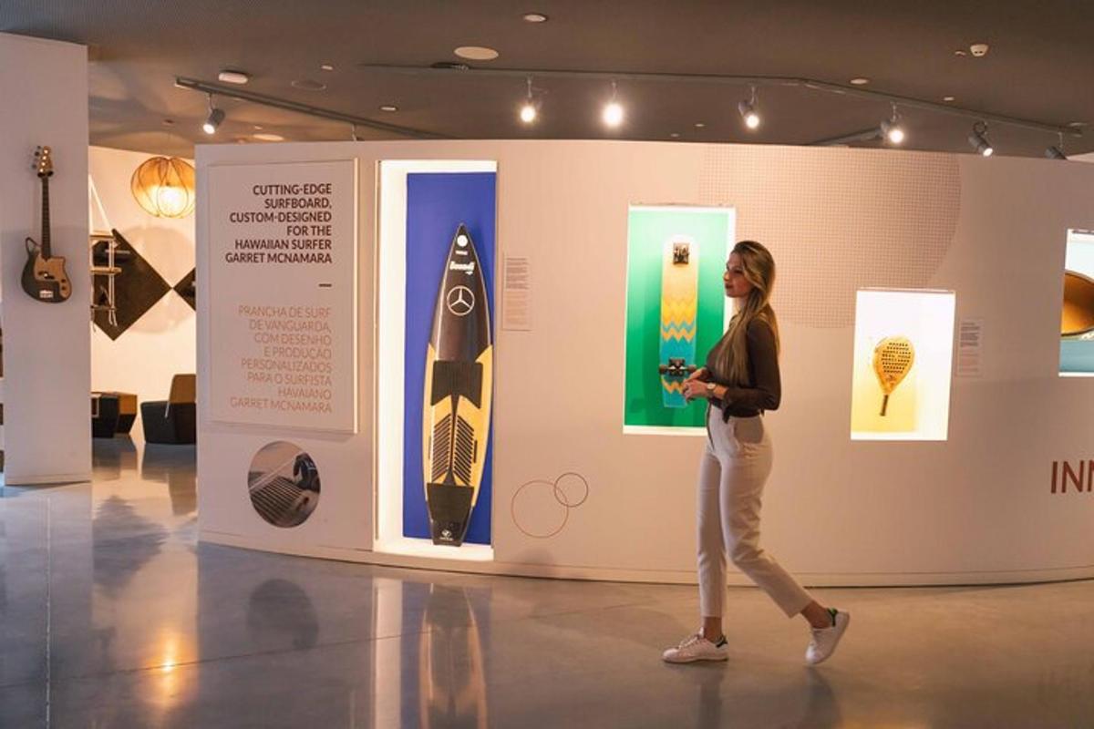 una dona caminant davant d'una exposició en un museu