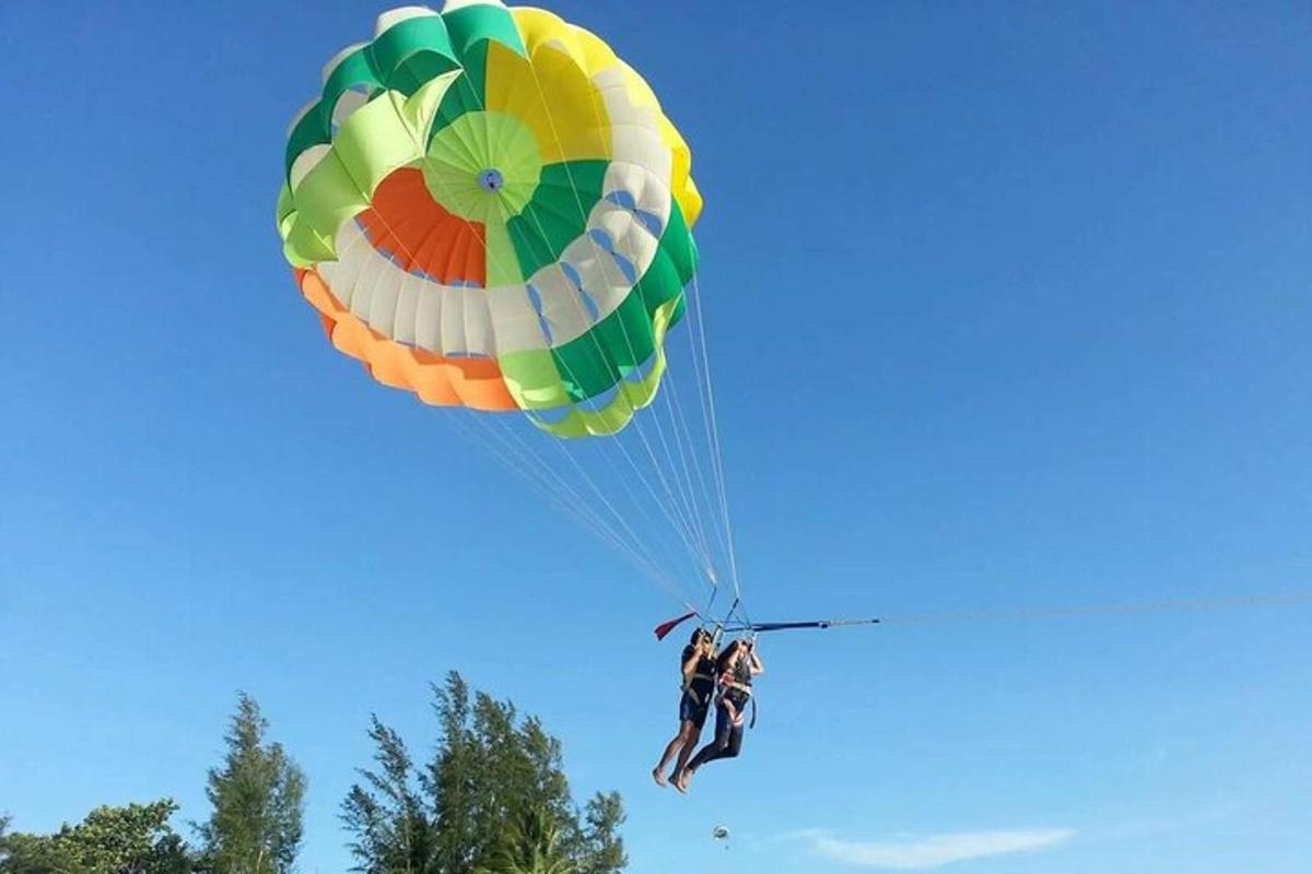 osoba letící na padáku v oblacích