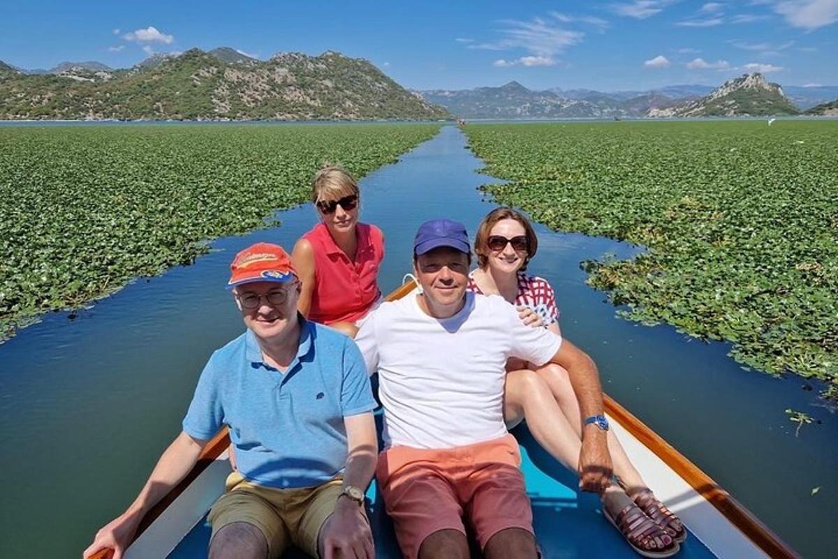 un gruppo di persone sedute su una barca in acqua