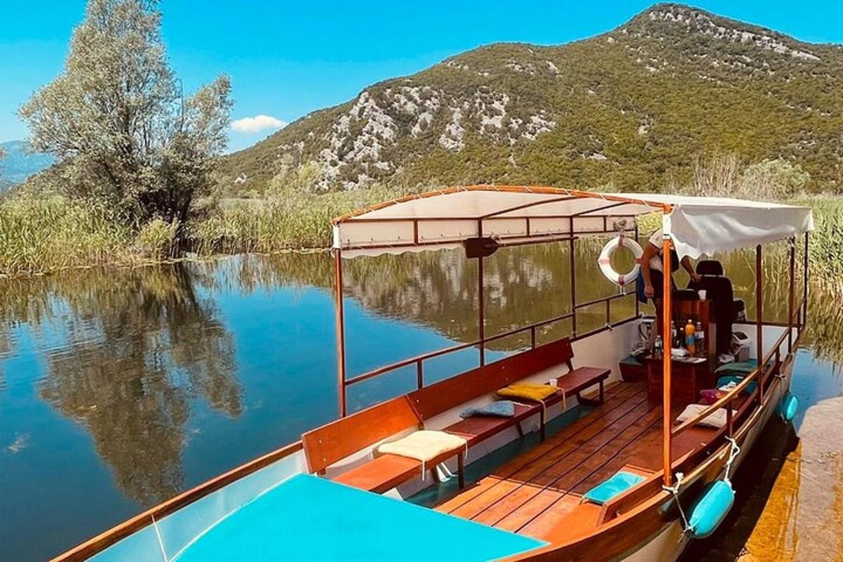 una barca seduta su un lago con una montagna sullo sfondo