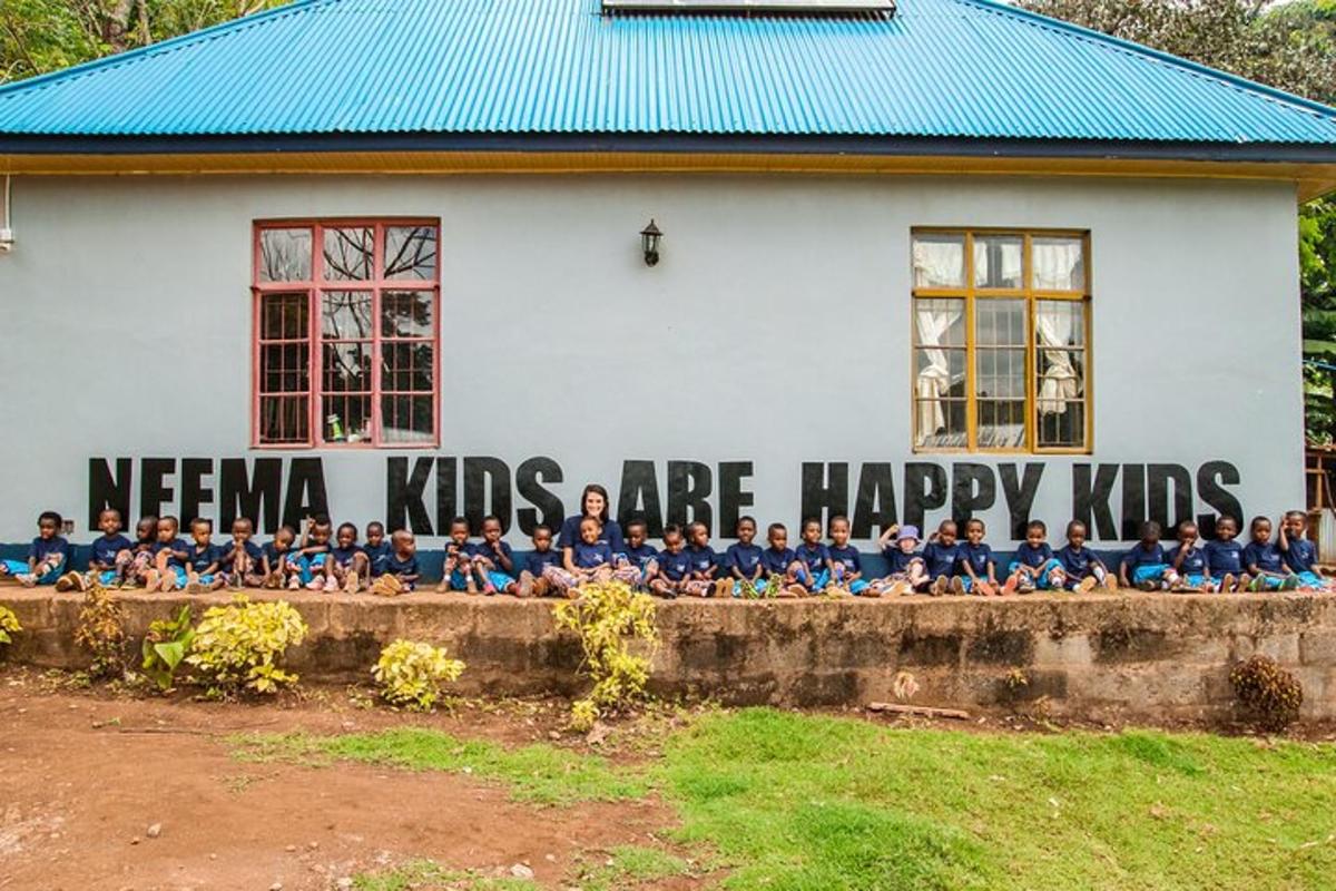 skupina lidí sedících před budovou