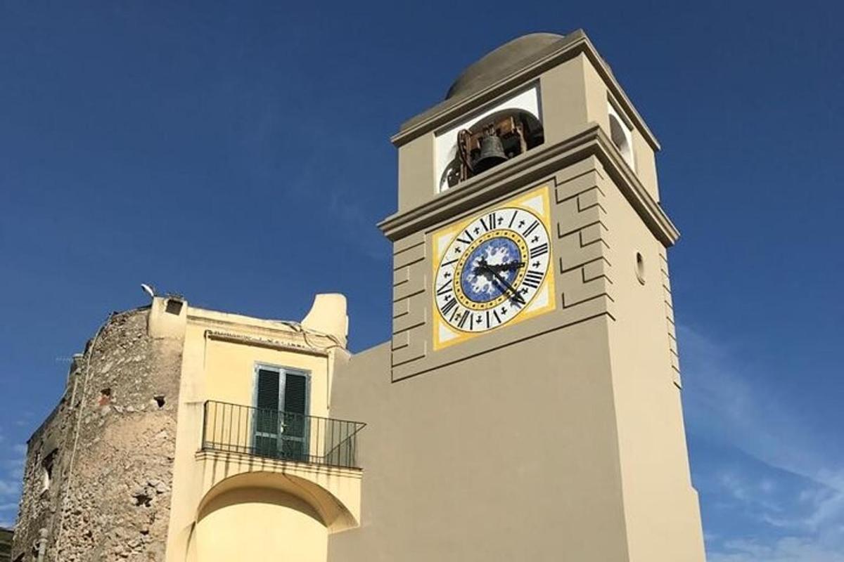 stolp z uro na strani stavbe
