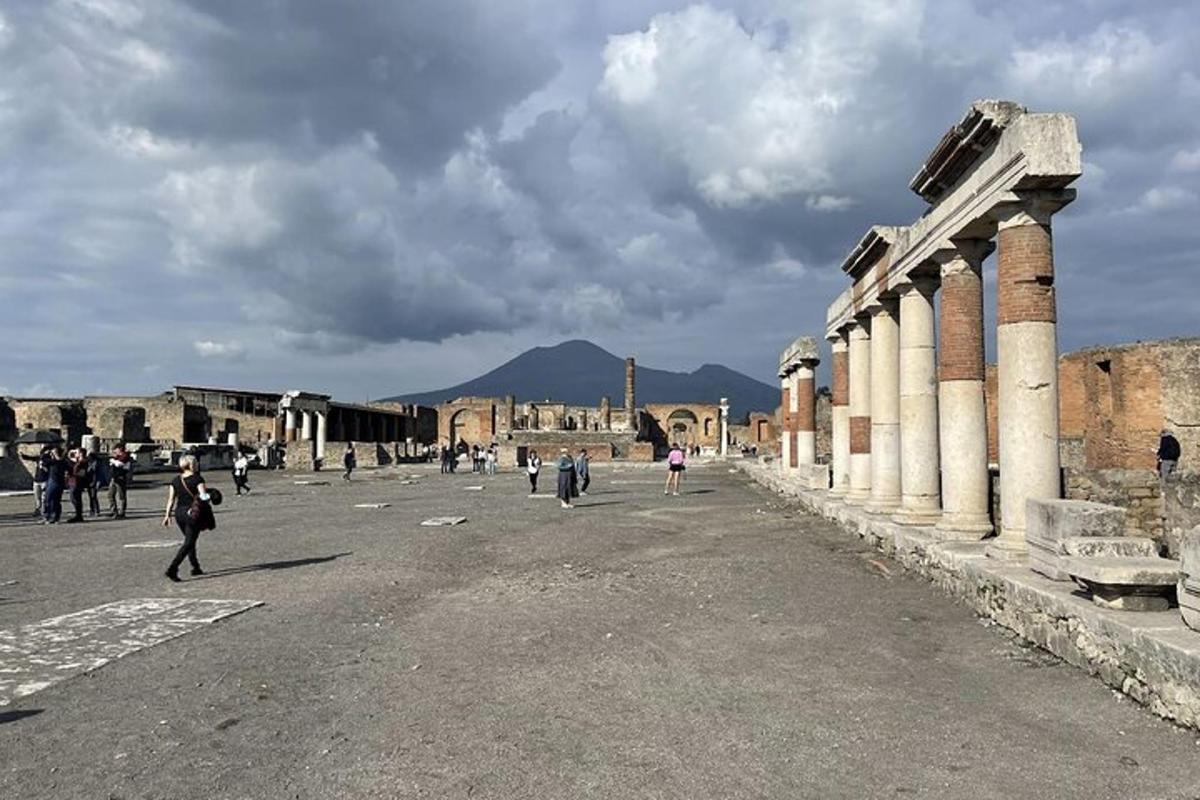 un gruppo di persone che camminano per una strada di una città
