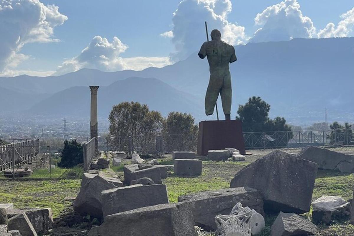 ένα άγαλμα ενός άνδρα που κρατάει ένα ρόπαλο του μπέιζμπολ