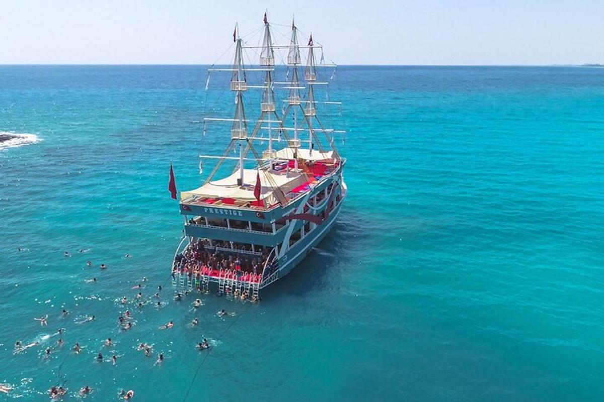 una grande barca in acqua con persone a bordo