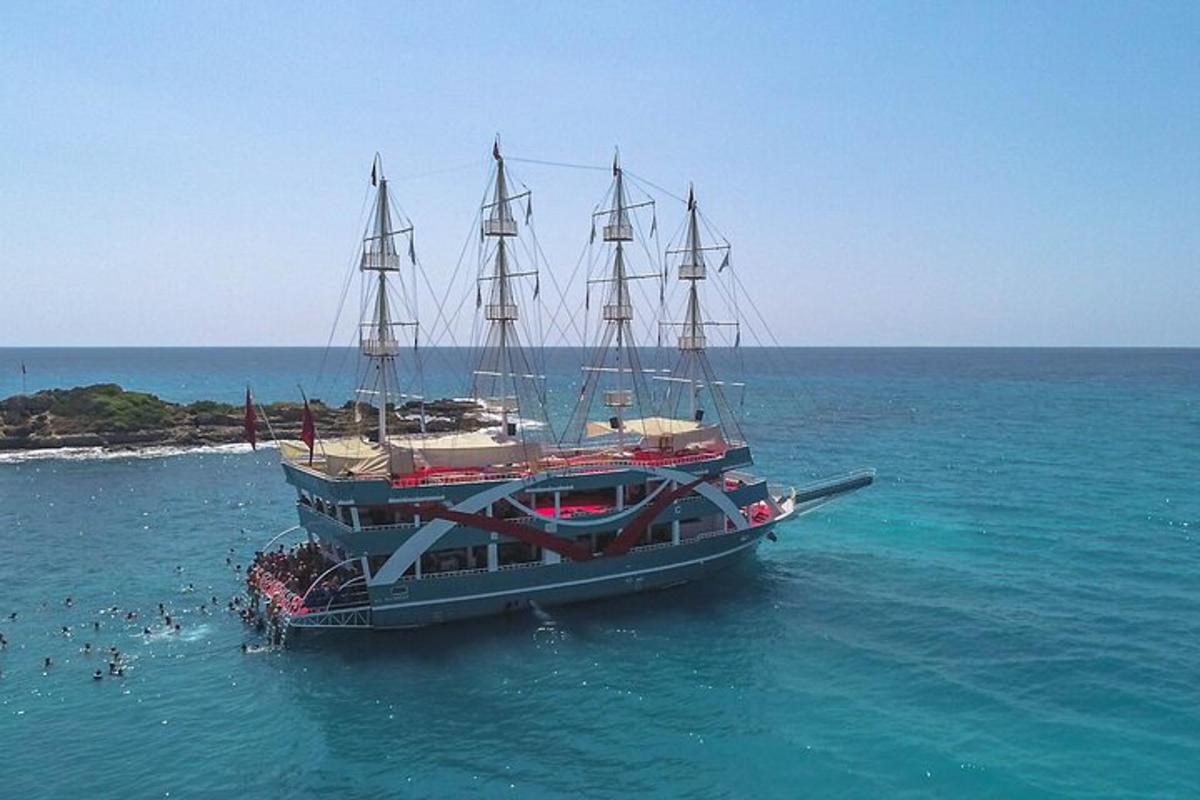 una grande barca nell'oceano con persone a bordo