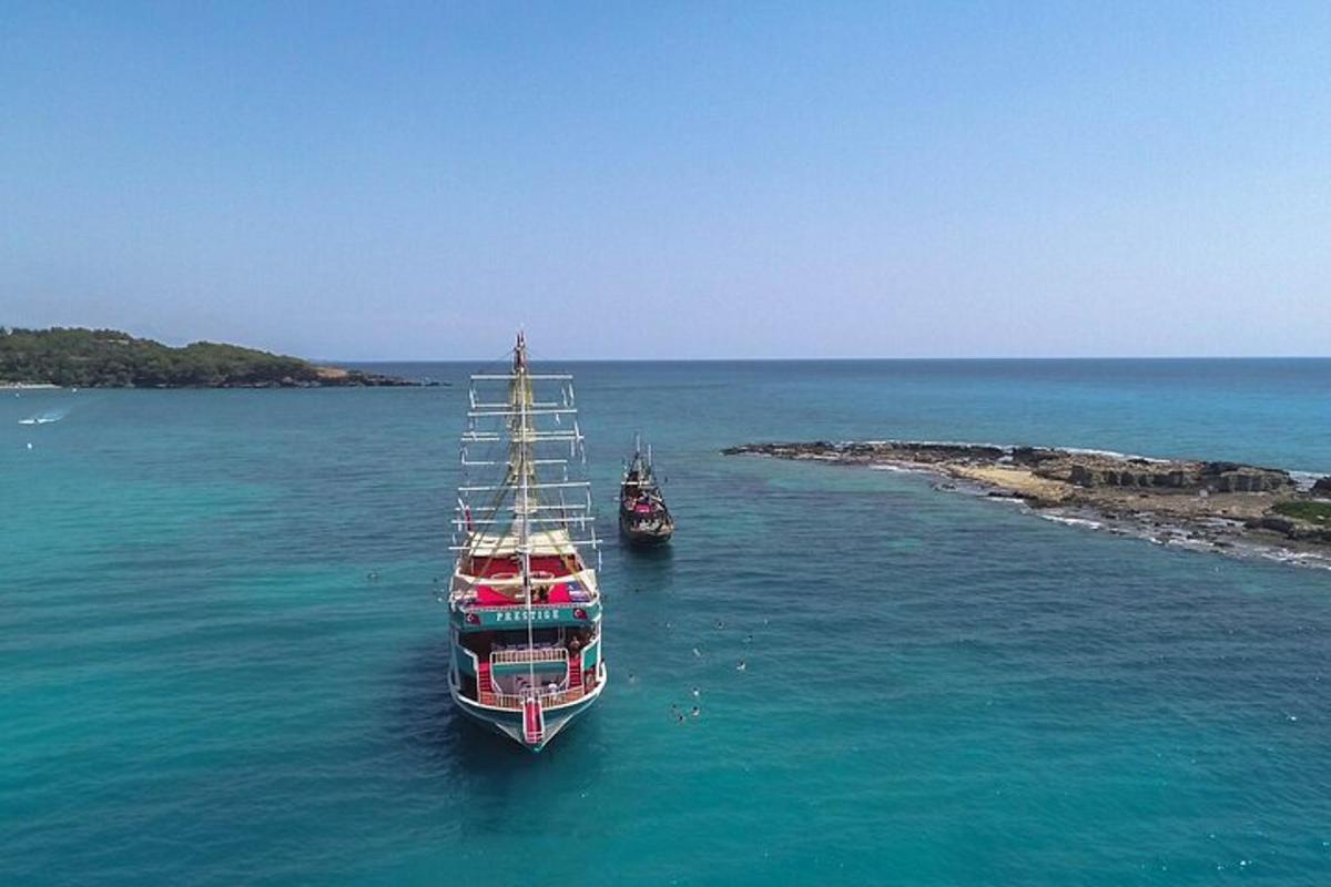 due barche in acqua accanto a una piccola isola