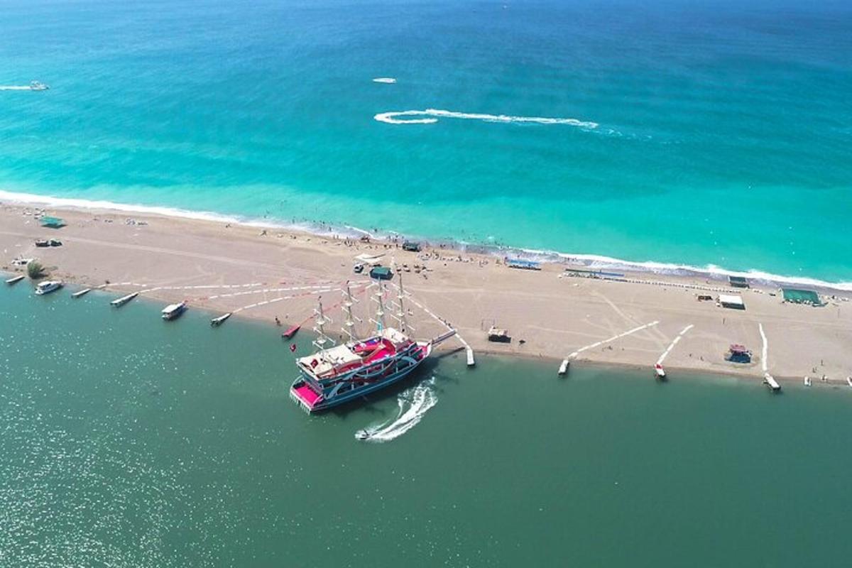 una barca in acqua vicino a una spiaggia